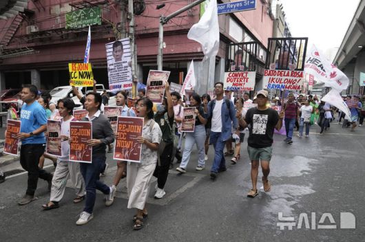[마닐라=AP/뉴시스] 지난 3월 17일(현지 시간) 필리핀 마닐라에서 활동가들이 로드리고 두테르테 전 필리핀 대통령과 로널드 '바토' 델라 로사 상원의원의 사진을 들고 이들의 유죄 판결을 촉구하며 말라카냥궁으로 행진하고 있다. 이들은 두테르테 전 대통령의 국제형사재판소(ICC) 체포 이후 ICC 재가입을 촉구했다. 필리핀은 2019년 ICC에서 탈퇴했다. 2025.05.14.