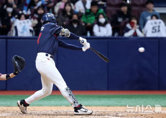 [서울=뉴시스] 이영환 기자 = 17일 오후 서울 구로구 고척스카이돔에서 열린 2025 프로야구 시범경기 롯데 자이언츠와 키움 히어로즈의 경기, 8회초 2사 2,3루에서 롯데 나승엽이 2타점 안타를 날리고 있다. 2025.03.17. 20hwan@newsis.com