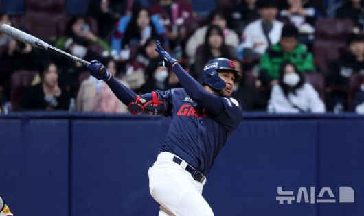 [서울=뉴시스] 이영환 기자 = 17일 오후 서울 구로구 고척스카이돔에서 열린 2025 프로야구 시범경기 롯데 자이언츠와 키움 히어로즈의 경기, 8회초 2사 1루에서 롯데 레이예스가 2루타를 날리고 있다. 2025.03.17. 20hwan@newsis.com