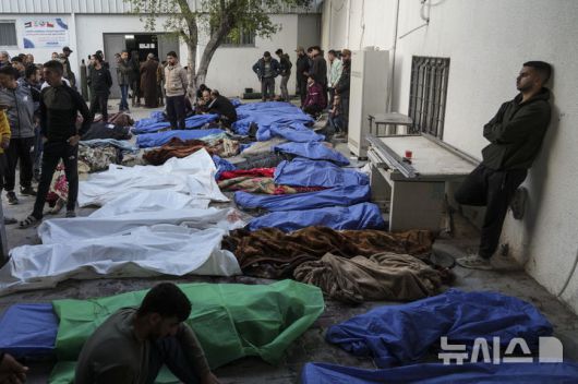 [가자시티=AP/뉴시스] 18일(현지 시간) 가자지구 가자시티 시파 병원에 이스라엘군 공습으로 숨진 팔레스타인인의 시신이 놓여져 있다. 2025.03.18.