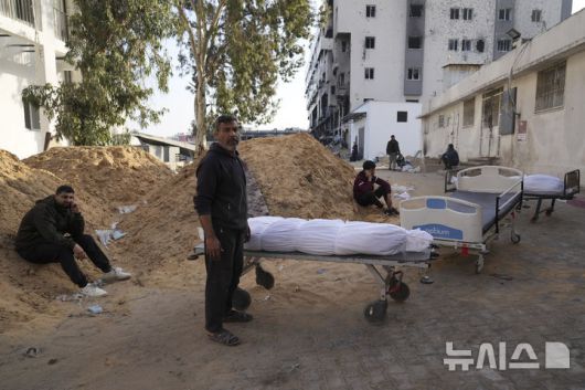 [가자시티=AP/뉴시스] 18일(현지 시간) 가자지구 가자시티에서 이스라엘군 공습으로 사망한 팔레스타인인의 시신이 시파 병원으로 이송되고 있다. 2025.03.18.