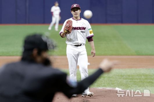 [서울=뉴시스] 최동준 기자 = 지난 3월18일 서울 구로구 고척스카이돔에서 열린 2025 KBO리그 시범경기 롯데 자이언츠와 키움 히어로즈의 경기, 1회초 키움 선발 정현우가 롯데 고승민을 상대로 스트라이크를 잡아내고 있다. 2025.03.18. photocdj@newsis.com