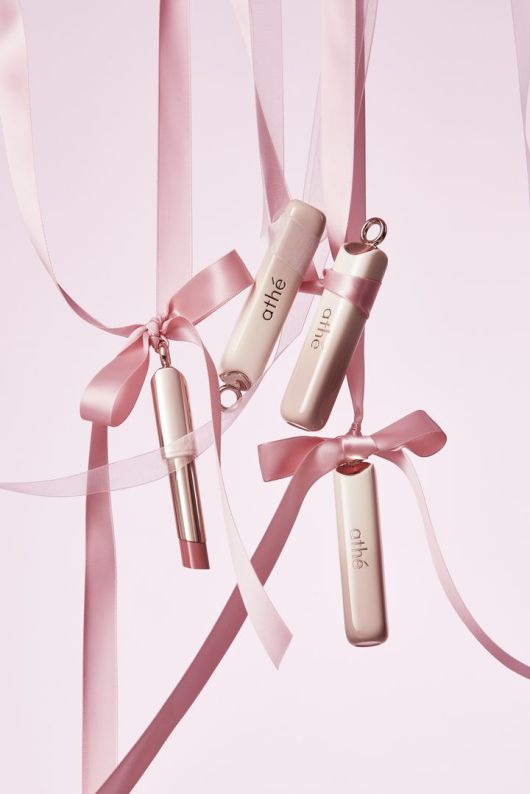 [서울=뉴시스] 생활문화기업 LF의 비건 뷰티 브랜드 '아떼(athe)'가 립 글로이 밤의 신규 컬러 론칭을 기념해 글로벌 뷰티테일(Beauty+Retail) 기업 레페리 소속 뷰티 크리에이터 '민스코'와 협업해 네이버 쇼핑 라이브를 진행한다고 19일 밝혔다. (사진=LF 제공) *재판매 및 DB 금지