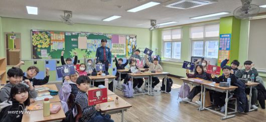 [대구=뉴시스] 대구 성서경찰서는 신홍초등학교에서 전교생을 302명을 대상으로 신학기 초 학교폭력 예방 교육을 실시했다. (사진=대구 성서경찰서 제공) 2025.03.19. photo@newsis.com  *재판매 및 DB 금지