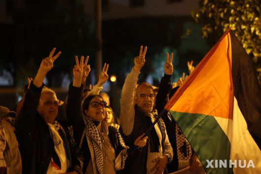 [라바트(모로코)= 신화/뉴시스] 모로코 수도 라바트 시내의 국회의사당 앞에 모인 팔레스타인 지지 시위대 수천 명이 6월 22일 미국의 이란폭격에 반대하는 반 이스라엘과 반미 구호를 외치며 행진을 했다.  사진은 3월 19일 라바트 시내에서 이스라엘군의 가자 대학살에 항의하기 위한 시위에 참가한 시민들. 2025. 06.23.