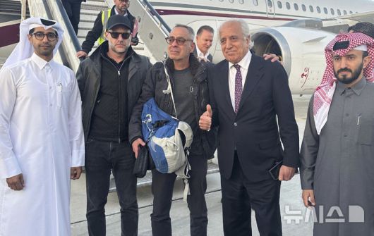 [카불=AP/뉴시스] 미국 국무부는 20일(현지 시간) 아프가니스탄을 여행하던 중 납치됐던 미국인 조지 글래즈맨이 2년 여 만에 탈레반에 의해 석방됐다고 발표했다. 사진은 카타르 외무부가 배포한 사진으로 글래즈맨(가운데)이 카타르 도하로 향하는 여객기에 탑승하기 전 아프가니스탄 카불에서 포즈를 취하는 모습. 2025.03.21