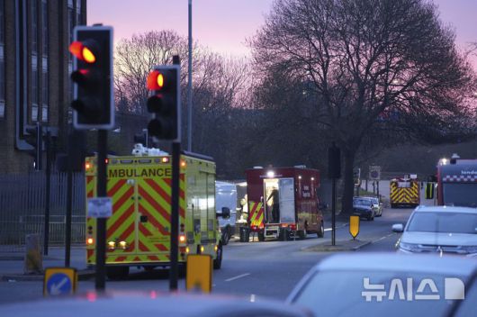[런던=AP/뉴시스] 지난 3월 21일 영국 런던 로즈빌 로드에서 이날 새벽 일어난 화재가 히스로 공항 폐쇄로 이어져 인근에 비상 요원 차량들이 출동해 대기하고 있는 광경. 2025.09.09.