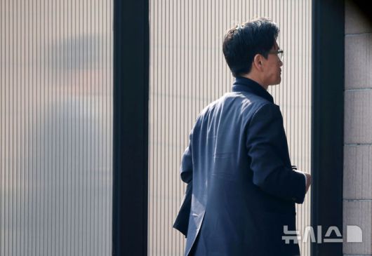 [과천=뉴시스] 홍효식 기자 = 오동운 고위공직자범죄수사처(공수처) 처장이 21일 오전 경기도 과천시 정부과천청사 공수처로 출근하고 있다. 2025.03.21. yesphoto@newsis.com