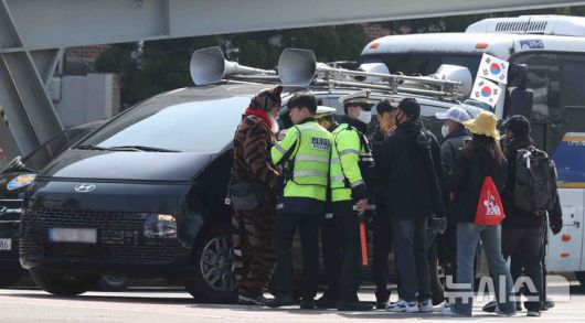 [서울=뉴시스] 추상철 기자 = 21일 오전 서울 종로구 헌법재판소 인근에서 경찰이 차량 확성기 시위를 하는 윤 대통령 지지자를 막고 있다. 2025.03.21. scchoo@newsis.com