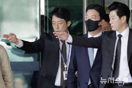 [서울=뉴시스] 최동준 기자 = 윤석열 대통령 체포 방해 혐의를 받는 김성훈 대통령경호처 차장이 21일 서울 마포구 서울서부지방법원에서 열린 영장실질심사를 마치고 대기 장소로 이동하고 있다. 2025.03.21. photocdj@newsis.com