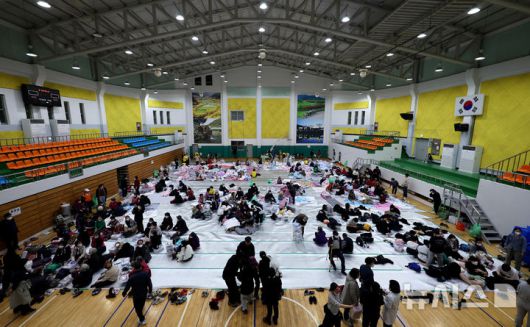 [의성=뉴시스] 이무열 기자 = 22일 오후 경북 의성군 안평면 괴산리에서 발생한 산불이 확산하며 주민들이 의성실내체육관으로 대피해있다. 2025.03.22. lmy@newsis.com