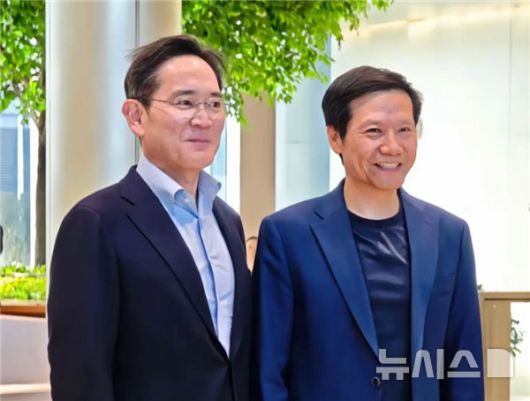 [서울=뉴시스]이재용 삼성전자 회장이 중국 베이징에서 개막하는 고위급 발전 포럼에 참석 차 중국을 방문해 샤오미 레이쥔 최고경영자(CEO)와 만남을 가졌다. (사진=웨이보 캡쳐) photo@newsis.com