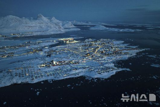 [누크(그린란드)=AP/뉴시스]지난 3월7일 그린란드 수도 누크의 바다 입구 해안의 집들이 눈으로 덮여 있는 광경.  그린란드를 합병하려는 트럼프 미국대통령의 위협에 맞서 마크롱 프랑스 대통령이 6월 16일 이곳을 방문, 자치령 총리와 덴마크 총리와 함께 3자 회담을 하기로 했다고 ㄹ 몽드지가 6월 7일 보도했다.  2025.06.08.