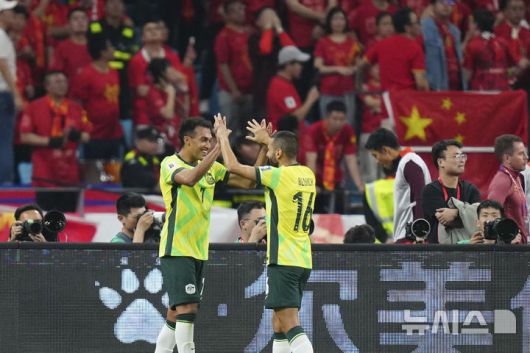 [항저우=AP/뉴시스] 호주의 니산 벨루필라이(왼쪽)가 25일(현지 시간) 중국 저장성 항저우 올림픽 스포츠센터 경기장에서 열린 2026 국제축구연맹(FIFA) 북중미 월드컵 아시아 지역 3차 예선 C조 8차전 중국과 경기 전반 29분 추가 골을 넣고 동료와 기뻐하고 있다. 호주가 2-0으로 앞서며 전반을 마쳤다. 2025.03.25.