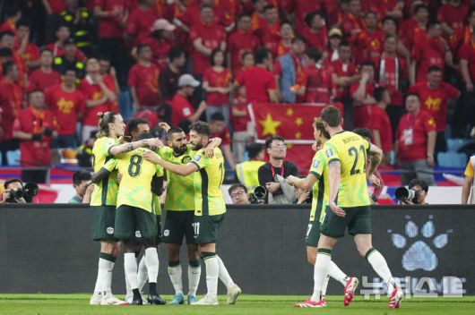 [항저우=AP/뉴시스] 호주 선수들이 25일(현지 시간) 중국 저장성 항저우 올림픽 스포츠센터 경기장에서 열린 2026 국제축구연맹(FIFA) 북중미 월드컵 아시아 지역 3차 예선 C조 8차전 중국과 경기 전반 29분 니산 벨루필라이의 추가 골에 기뻐하고 있다. 호주가 2-0으로 앞서며 전반을 마쳤다. 2025.03.25.