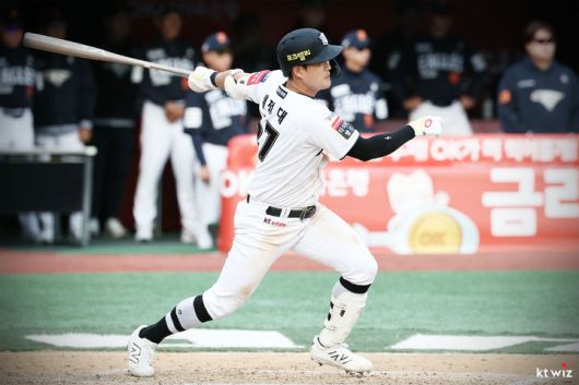 [서울=뉴시스] 프로야구 KT 위즈 배정대가 지난 3월23일 수원KT위즈파크에서 열린 2025 신한 쏠뱅크 KBO리그 한화 이글스와의 경기에 끝내기 안타을 치고 있다. (사진=KT 위즈 제공) 2025.03.23. *재판매 및 DB 금지