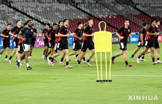 [자카르타=신화/뉴시스] 인도네시아 축구 대표팀 선수들이 지난 3월24일(현지 시간) 인도네시아 자카르타에서 2026 국제축구연맹(FIFA) 북중미 월드컵 아시아 3차 예선 C조 8차전 바레인과의 경기를 하루 앞두고 훈련하고 있다. 패트릭 클라위베르트(네덜란드) 감독이 이끄는 인도네시아는 1승3무3패(승점 6)로 조 4위를 기록하고 있다. 2025.03.25.
