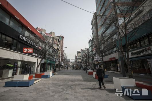 [서울=뉴시스] 정병혁 기자 = 한산한 모습의 서울 서대문구 신촌거리. 2025.03.25. jhope@newsis.com