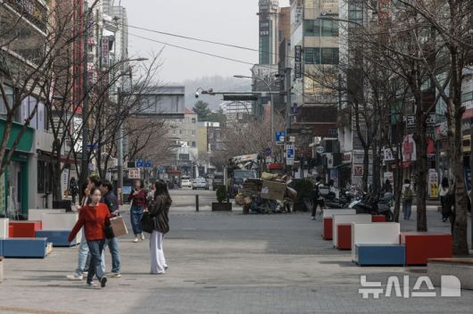 [서울=뉴시스] 정병혁 기자 = 서울 서대문구 신촌거리가 한산한 모습을 보이고 있다. 2025.03.25. jhope@newsis.com