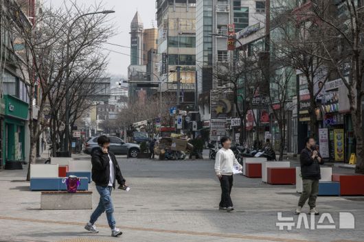 [서울=뉴시스] 정병혁 기자 = 25일 서울 서대문구 신촌거리가 한산한 모습을 보이고 있다. 2025.03.25. jhope@newsis.com