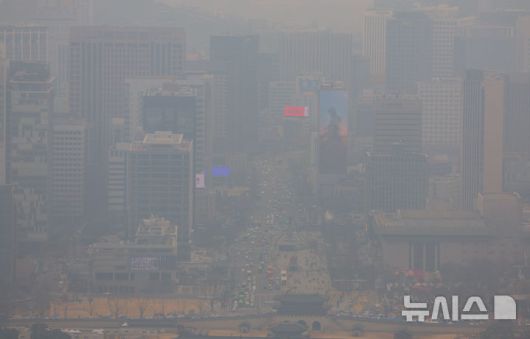 [서울=뉴시스] 김명년 기자 = 서울지역에 초미세먼지 주의보가 발령된 25일 오후 서울 종로구 북악산에서 바라본 도심이 뿌옇다. 2025.03.25. kmn@newsis.com