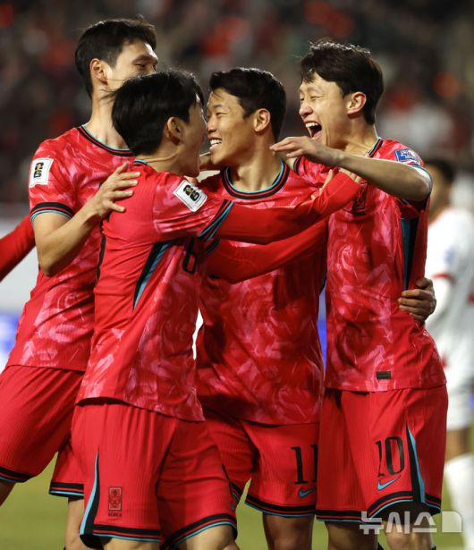 [수원=뉴시스] 정병혁 기자 = 25일 경기 수원시 수원월드컵경기장에서 열린 2026 국제축구연맹(FIFA) 북중미 월드컵 아시아 지역 3차 예선 B조 8차전 대한민국과 요르단의 경기, 대한민국 이재성이 골을 넣은 뒤 동료들과 기뻐하고 있다. 2025.03.25. jhope@newsis.com