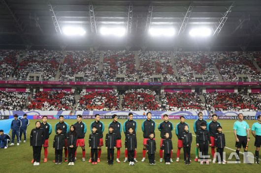 [수원=뉴시스] 김명년 기자 = 25일 경기 수원시 수원월드컵경기장에서 열린 2026 국제축구연맹(FIFA) 북중미 월드컵 아시아 지역 3차 예선 B조 8차전 대한민국과 요르단의 경기, 관중들이 월드컵 11회 연속 진출 기원 카드섹션을 하고 있다. 2025.03.25. kmn@newsis.com