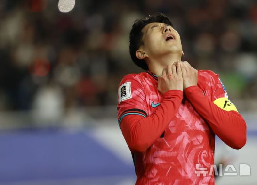 [수원=뉴시스] 정병혁 기자 = 지난 3월25일 경기 수원시 수원월드컵경기장에서 열린 2026 국제축구연맹(FIFA) 북중미 월드컵 아시아 지역 3차 예선 B조 8차전 대한민국과 요르단의 경기, 대한민국 손흥민이 아쉬워하고 있다. 2025.03.25. jhope@newsis.com