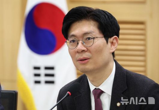 [서울=뉴시스] 조성봉 기자 = 조정훈 국민의힘 의원이 26일 오전 서울 여의도 국회 의원회관 세미나실에서 열린 AI 디지털교과서 실효성 증대를 위한 정책제안 토론회에서 발언을 하고 있다. 2025.03.26. suncho21@newsis.com