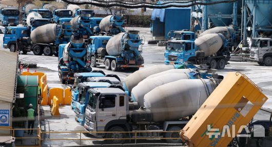 [서울=뉴시스] 추상철 기자 = 26일 오전 서울 시내 한 레미콘 공장에 일부 레미콘 차량이 멈춰 서 있다. 건설경기 침체가 장기화하면서 레미콘·시멘트 등 후방 산업이 휘청이고 있다. 대표적인 내수 산업인 시멘트는 수요가 줄면서 일부 생산라인 가동을 중단했고, 레미콘 공장 가동률은 역대 최저인 17%로 내려앉았다. 2025.03.26. scchoo@newsis.com