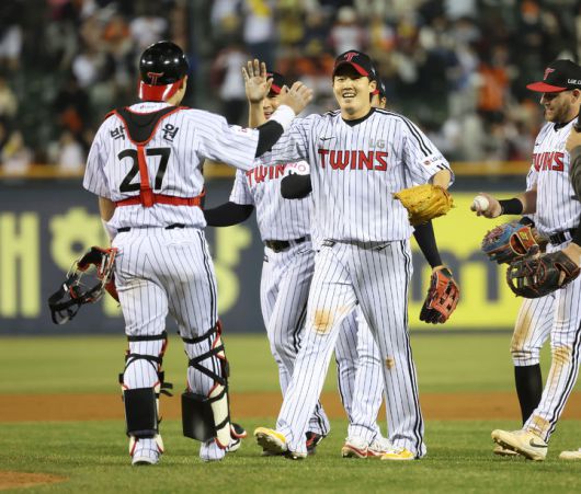 [서울=뉴시스] 프로야구 LG 트윈스 임찬규가 지난 26일 잠실구장에서 열린 2025 신한 쏠뱅크 KBO리그 한화 이글스와의 경기에서 완봉승을 거뒀다. (사진=LG 트윈스 제공) 2025.03.26. *재판매 및 DB 금지