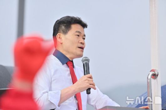 [거제=뉴시스] 신정철 기자= 전한길 강사가 27일 경남 거제시 고현매립지에서 열린 국민의힘 박환기 거제시장 후보 집중유세에서 지지 발언을 하고 있다. 2025.03.27. sin@newsis.com