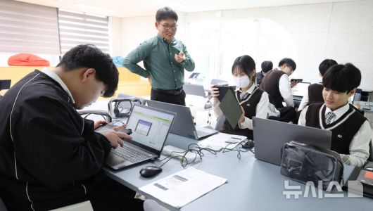[서울=뉴시스]  지난 3월 27일 오전 서울 관악구 당곡고등학교에서 열린 '고교학점제, 지금 현장은'에서 스마트콘텐츠 실무 수업이 진행되는 모습 (사진=뉴시스 DB) 2025.03.30. photo@newsis.com