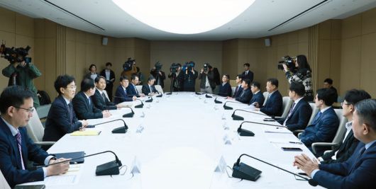 [서울=뉴시스] 안덕근 산업통상자원부 장관이 27일 오후 서울 중구 대한상공회의소 EC룸에서  열린 「미국 정부의 자동차 관세 대응을 위한 업계 긴급 대책회의」를 주재하고 있다. (사진=산업통상자원부 제공). 2025.03.27. photo@newsis.com *재판매 및 DB 금지