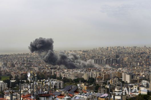 [베이루트(레바논)=AP/뉴시스]레바논 수도 베이루트 남부 다히예 지역에서 28일 이스라엘군의 공습으로 거대한 검은 연기가 피어오르고 있다. 이스라엘이 28일 지난해 11월 휴전으로 이스라엘-헤즈볼라 전쟁이 중단된 이후 처음으로 레바논 수도 베이루트에 대한 공습을 시작했다. 2025.03.28.