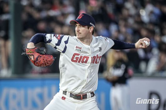 [서울=뉴시스] 프로야구 롯데 자이언츠의 반즈가 28일 부산 사직구장에서 열린 2025 신한 쏠뱅크 KBO리그 KT 위즈와의 경기에 선발 등판해 투구하고 있다. (사진=롯데 자이언츠 제공) 2025.03.28. *재판매 및 DB 금지