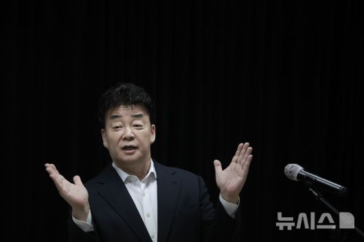 [서울=뉴시스] 정병혁 기자 = 백종원 더본코리아 대표가 28일 서울 서초구의 한 회의공간에서 열린 더본코리아 주주총회에 참석해 취재진 질문에 답하고 있다. 2025.03.28. jhope@newsis.com