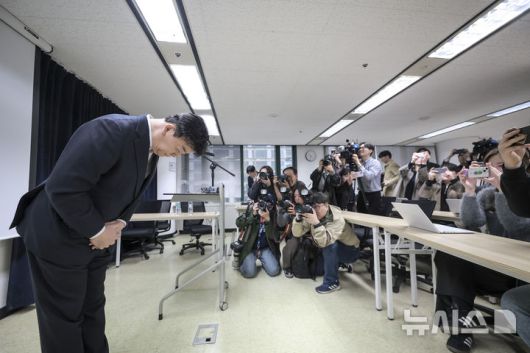 [서울=뉴시스] 정병혁 기자 = 백종원 더본코리아 대표가 28일 서울 서초구의 한 회의공간에서 열린 더본코리아 주주총회에서 취재진에게 인사를 하고 있다. 2025.03.28. jhope@newsis.com