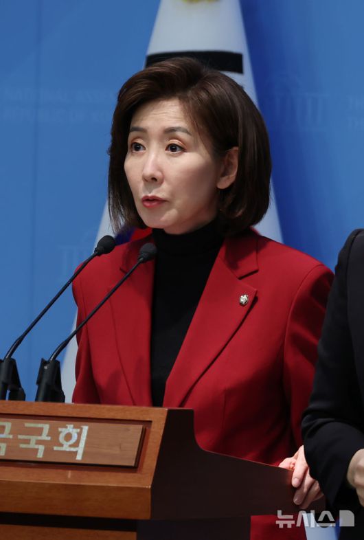 [서울=뉴시스] 고승민 기자 = 나경원 국민의힘 의원이 28일 서울 여의도 국회 소통관에서 현안 기자회견을 하고 있다. 2025.03.28. kkssmm99@newsis.com
