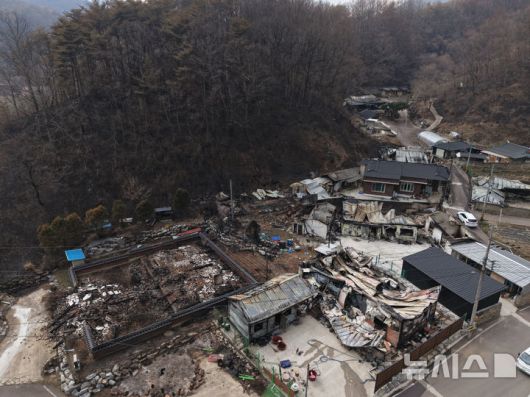 [청송=뉴시스] 김금보 기자 = 28일 경북 청송군 파천면 덕천리와 이사리 일대 마을이 산불에 전소돼 있다. 2025.03.28. kgb@newsis.com
