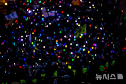 [서울=뉴시스] 정병혁 기자 = 29일 서울 종로구 동십자각에서 열린 윤석열 즉각 퇴진 사회대개혁 17차 범시민대행진에서 참가자들이 행진을 하고 있다. 2025.03.29. jhope@newsis.com