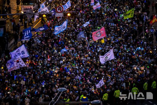 [서울=뉴시스] 정병혁 기자 = 29일 서울 종로구 동십자각에서 열린 윤석열 즉각 퇴진 사회대개혁 17차 범시민대행진에서 참가자들이 행진을 하고 있다. 2025.03.29. jhope@newsis.com