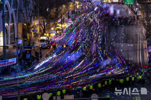 [서울=뉴시스] 정병혁 기자 = 29일 서울 종로구 동십자각에서 열린 윤석열 즉각 퇴진 사회대개혁 17차 범시민대행진에서 참가자들이 행진을 하고 있다. 2025.03.29. jhope@newsis.com
