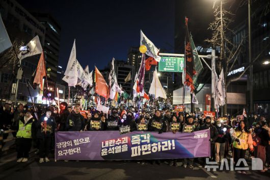[서울=뉴시스] 정병혁 기자 = 29일 서울 종로구 동십자각에서 열린 윤석열 즉각 퇴진 사회대개혁 17차 범시민대행진에서 참가자들이 구호를 외치고 있다. 2025.03.29. jhope@newsis.com