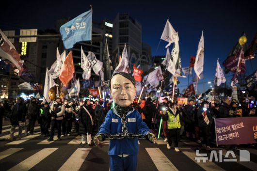 [서울=뉴시스] 정병혁 기자 = 29일 서울 종로구 동십자각에서 열린 윤석열 즉각 퇴진 사회대개혁 17차 범시민대행진에서 참가자들이 행진을 하고 있다. 2025.03.29. jhope@newsis.com