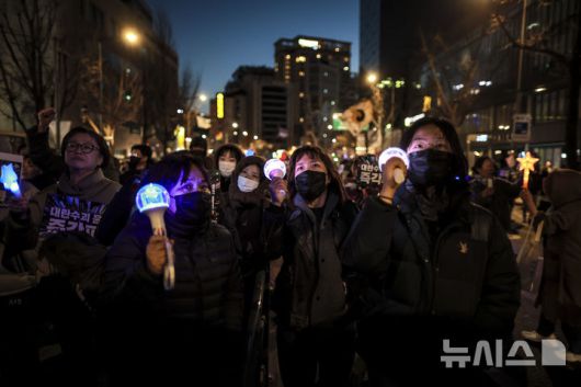 [서울=뉴시스] 정병혁 기자 = 29일 서울 종로구 동십자각에서 열린 윤석열 즉각 퇴진 사회대개혁 17차 범시민대행진에서 참가자들이 구호를 외치고 있다. 2025.03.29. jhope@newsis.com