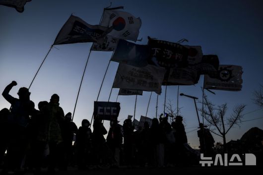 [서울=뉴시스] 정병혁 기자 = 29일 서울 종로구 동십자각에서 열린 윤석열 즉각 퇴진 사회대개혁 17차 범시민대행진에서 참가자들이 깃발을 들고 있다. 2025.03.29. jhope@newsis.com