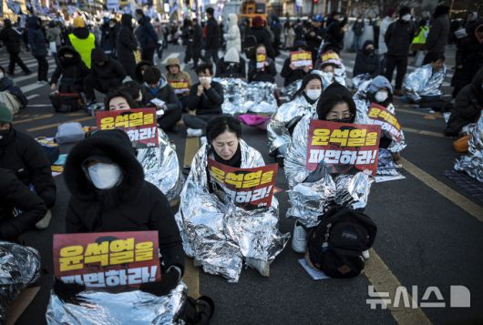 [서울=뉴시스] 정병혁 기자 = 29일 서울 종로구 동십자각에서 열린 윤석열 즉각 퇴진 사회대개혁 17차 범시민대행진에서 참가자들이 피켓을 들고 있다. 2025.03.29. jhope@newsis.com