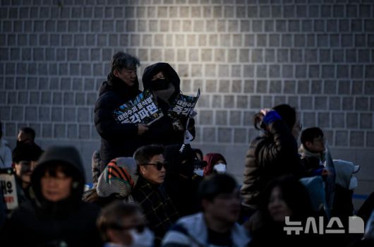 [서울=뉴시스] 정병혁 기자 = 29일 서울 종로구 동십자각에서 열린 윤석열 즉각 퇴진 사회대개혁 17차 범시민대행진에서 참가자들이 피켓을 들고 있다. 2025.03.29. jhope@newsis.com