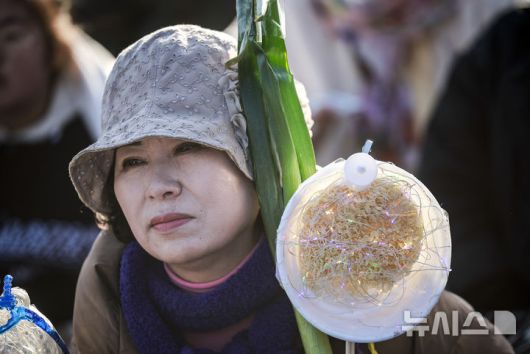 [서울=뉴시스] 정병혁 기자 = 29일 서울 종로구 동십자각에서 열린 윤석열 즉각 퇴진 사회대개혁 17차 범시민대행진에서 한 참가자가 파와 면을 들고 있다. 2025.03.29. jhope@newsis.com